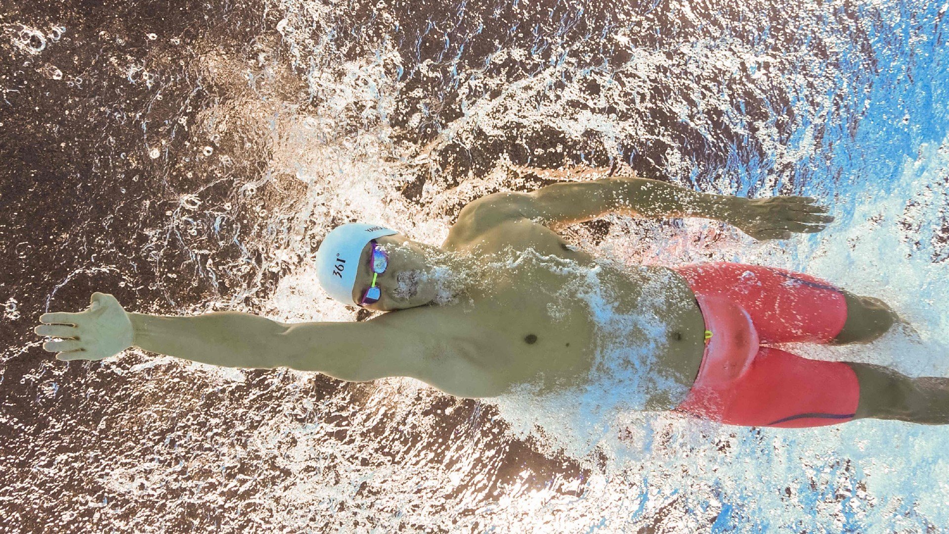 英超争冠焦点战与快船狂胜，体育世界的双重奏