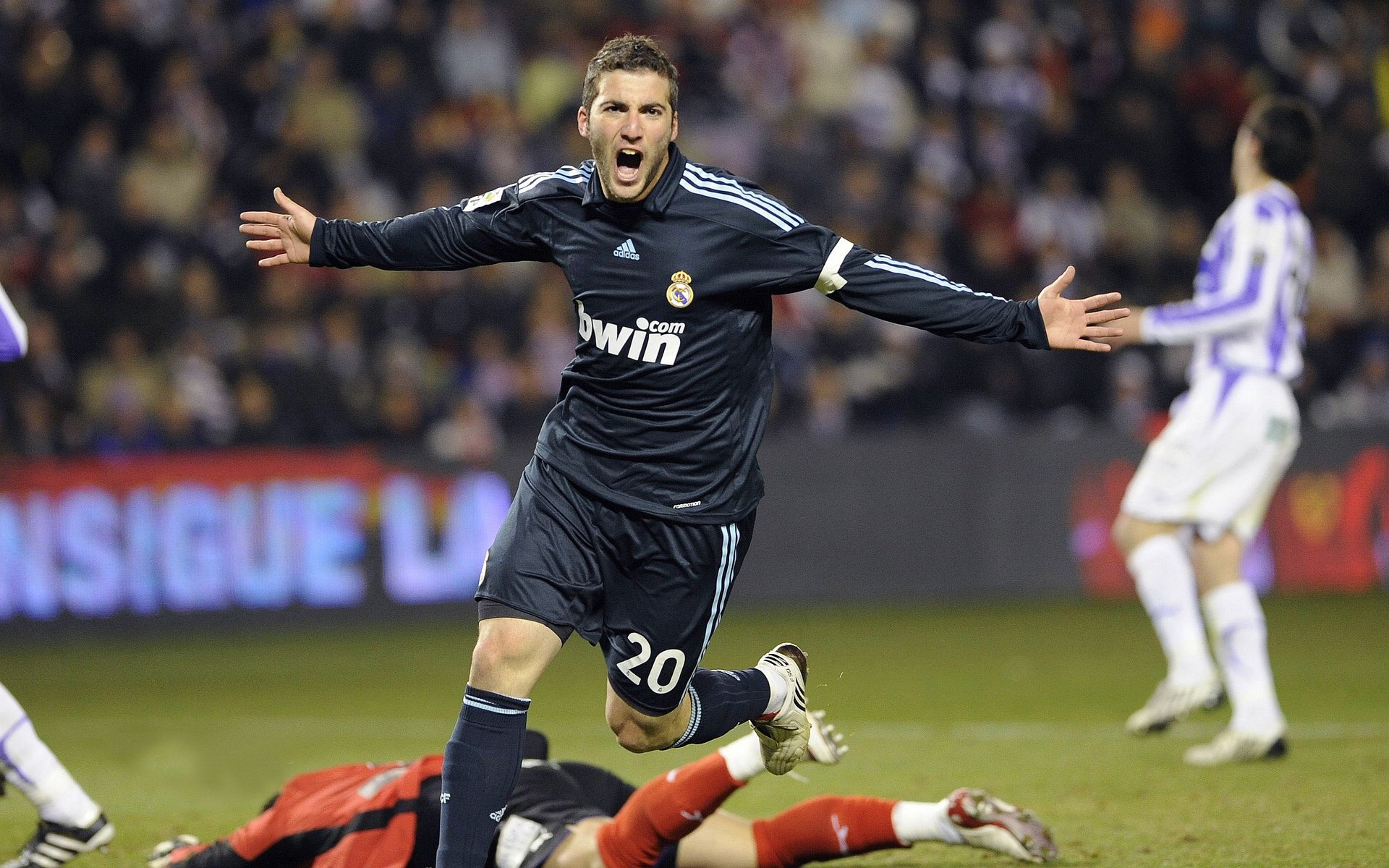 南美风暴席卷德国,阿劳霍一锤定音,阿根廷新星助红牛强势攻克莱比锡